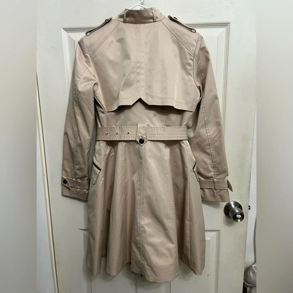 Cole Haan trench coat 🧥 beige color women’s size small pockets and belt - Picture 5 of 6